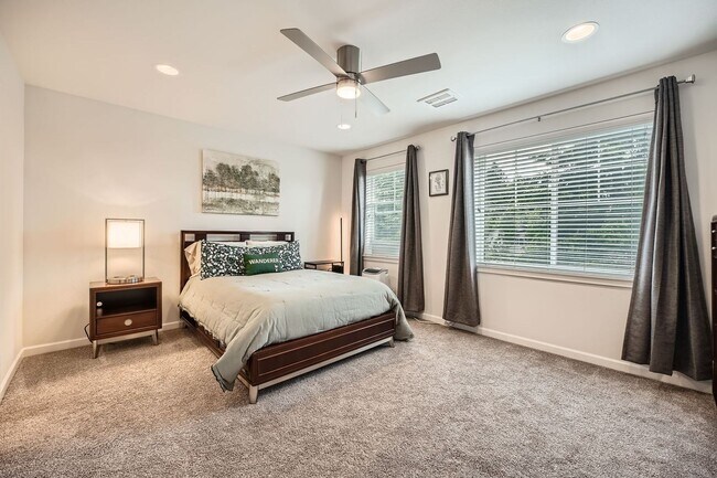 Building Photo - Modern Furnished Townhome in Prime Kent Lo...