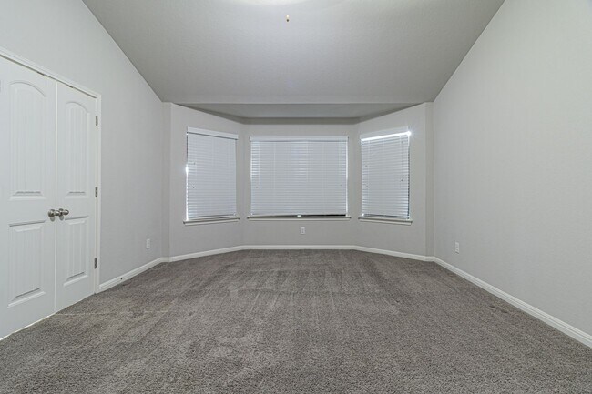 Building Photo - GORGEOUS 4BR 2.5 BATH WITH LOTS OF NEIGHBORHOOD AMENITIES! Available August 7th!