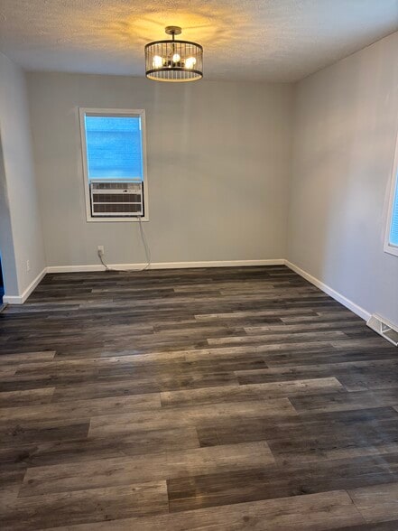 Building Photo - 620 S Rowley St