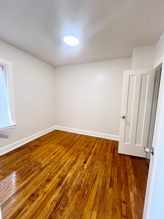 Building Photo - 1329 N Lorel Ave