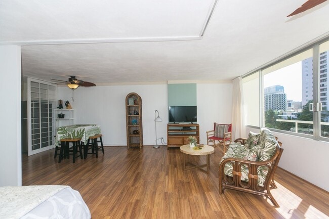 Building Photo - Seaside Towers fully furnished one bedroom...