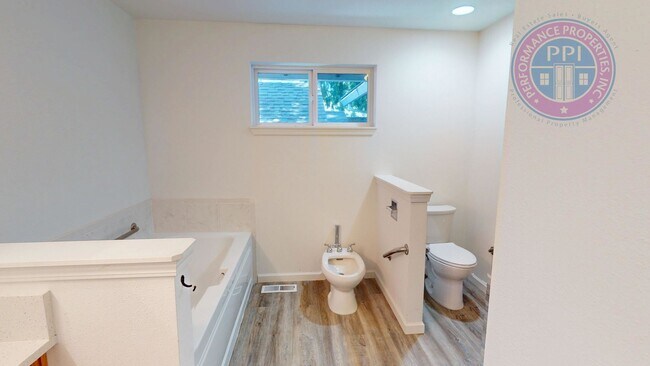Building Photo - LAKE OSWEGO, FIRST ADDITION  / SINGLE LEVE...