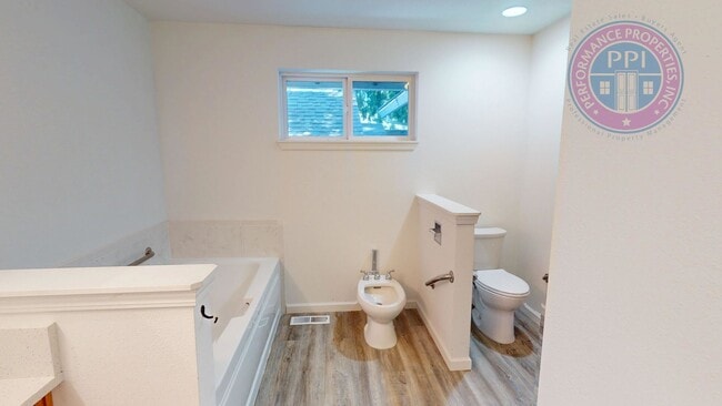 Building Photo - LAKE OSWEGO, FIRST ADDITION  / SINGLE LEVEL, NEWLY UPDATED, BASEMENT & GARAGE