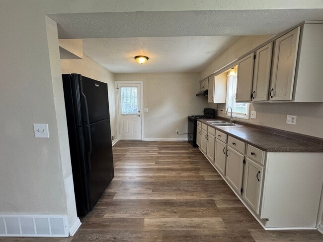 Building Photo - Beautiful 3 Bedroom, 1.5 Bath Townhome wit...