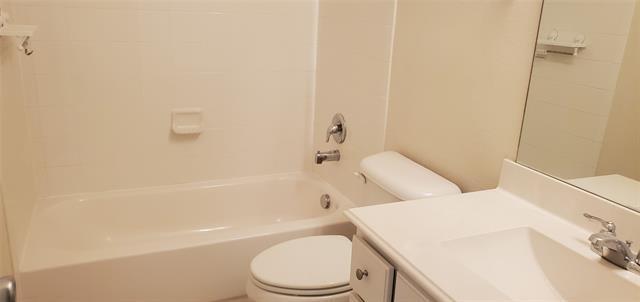 Building Photo - 908 Foxglove Dr