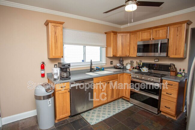 Building Photo - 417 N Warwick Rd