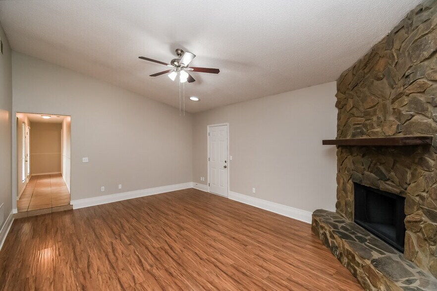 Building Photo - 810 Hardwood St