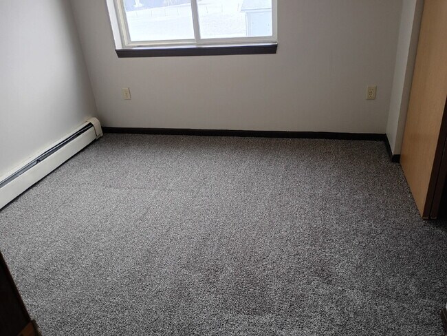 Building Photo - *WINTER MOVE-IN SPECIAL* 3 Bedroom | 2 Bathroom 2nd Floor Unit in Oelwein Available in RIGHT NOW!