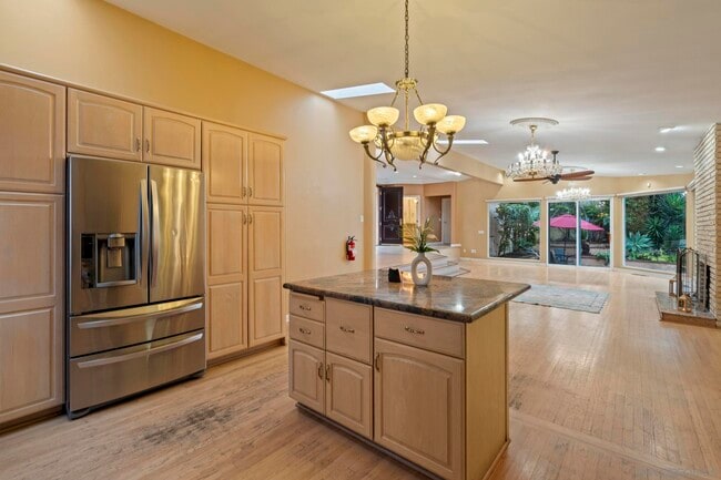Building Photo - 6430 La Jolla Scenic S Dr