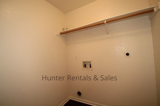 Building Photo - Heights Duplex!