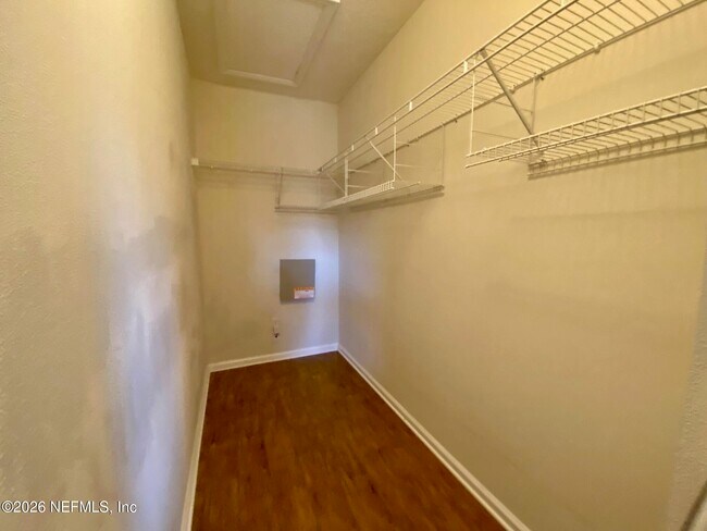 Building Photo - 1530 Vineland Cir