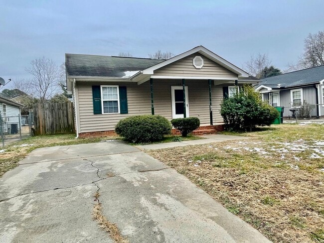 Building Photo - Welcome to this charming 3-bedroom, 2-bathroom home located in the vibrant city of Charlotte, NC.
