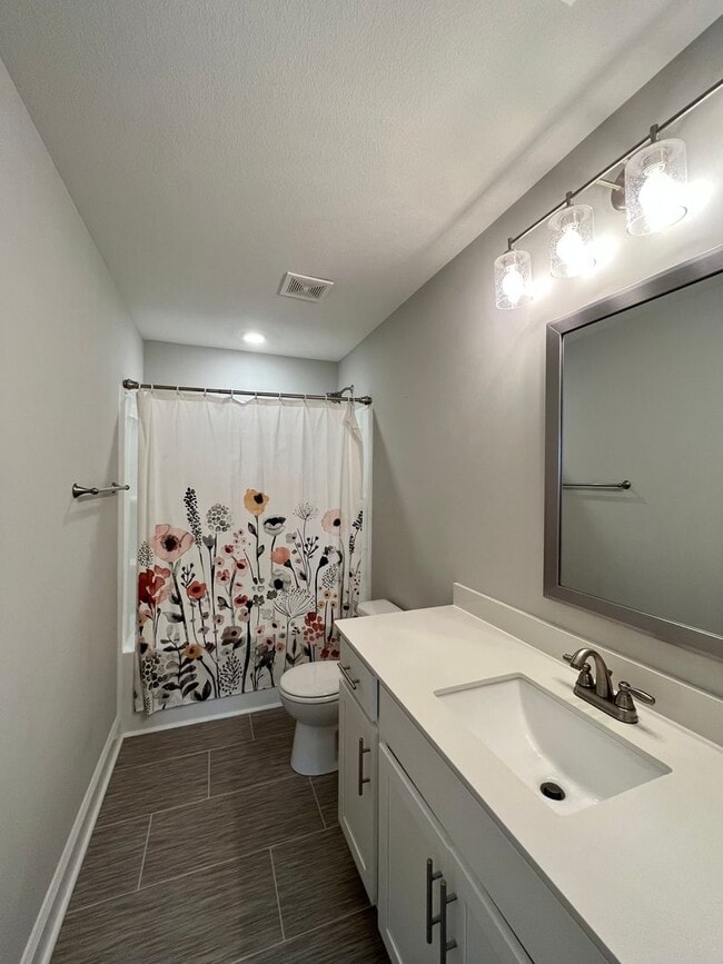 Building Photo - ** COMING SOON ** Beautiful Large Home in Great Location