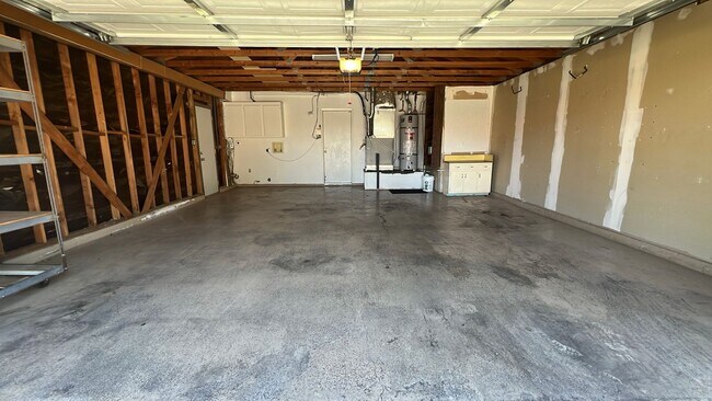 Building Photo - (APPLICATION PENDING) Beautiful East Lanca...