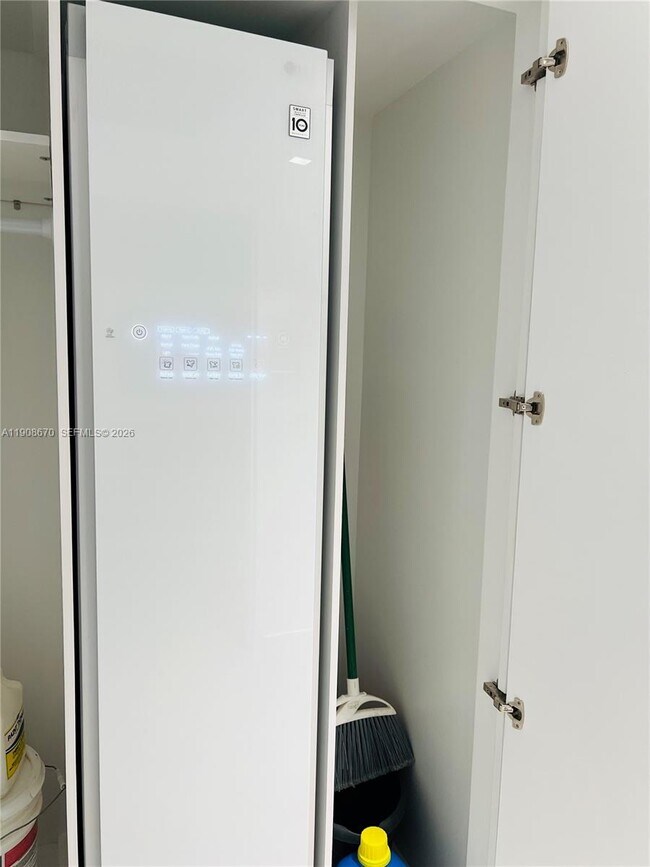 Building Photo - 900 Bay Dr