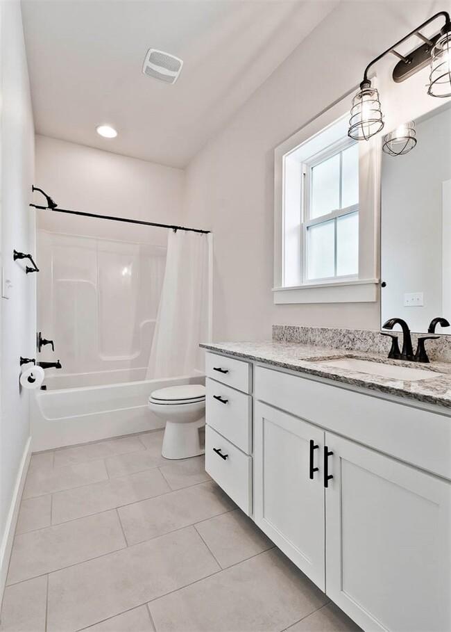 Building Photo - 930 S College Ave