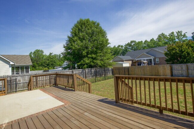 Building Photo - 355 Hogart St