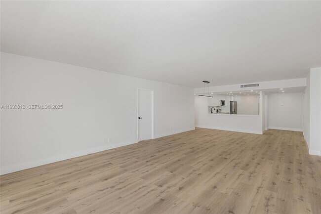 Building Photo - 2500 Parkview Dr