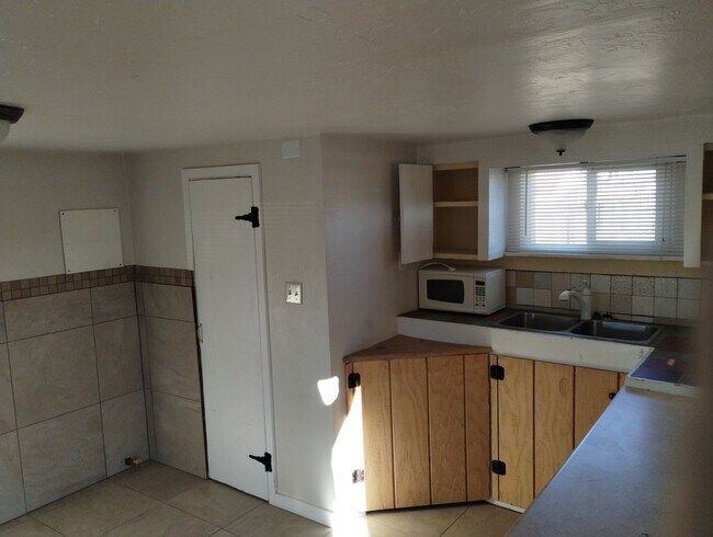 Building Photo - Cozy Studio Cabin with fenced yard.