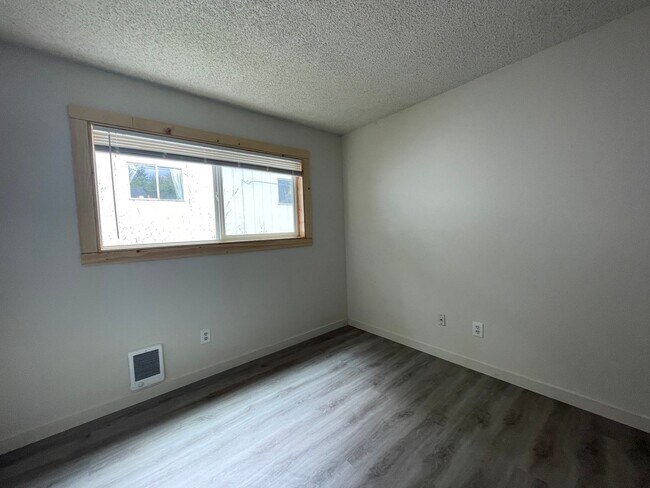 Building Photo - Updated 2Bd/1Ba in the Hillsdale Neighborhood of SW Portland ~ Stainless Steel Appliances and Qua...