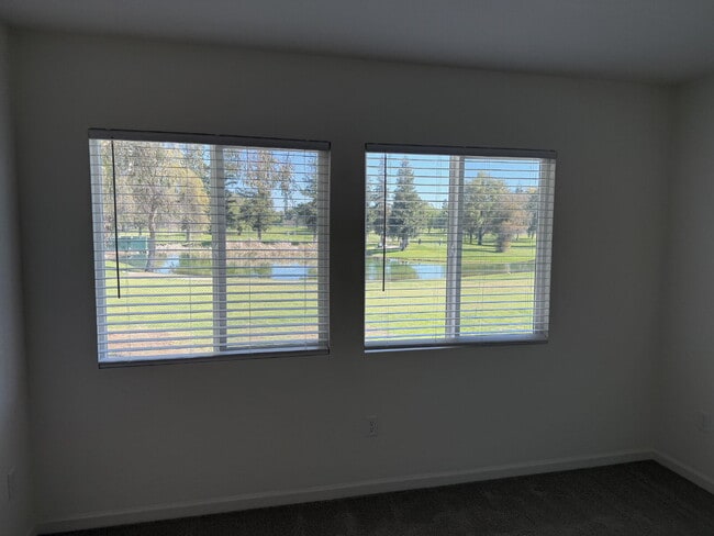 Building Photo - "Charming 3-Bed, 3-Bath Home right on the golf course - 1370 Sq Ft of Cozy Living!"