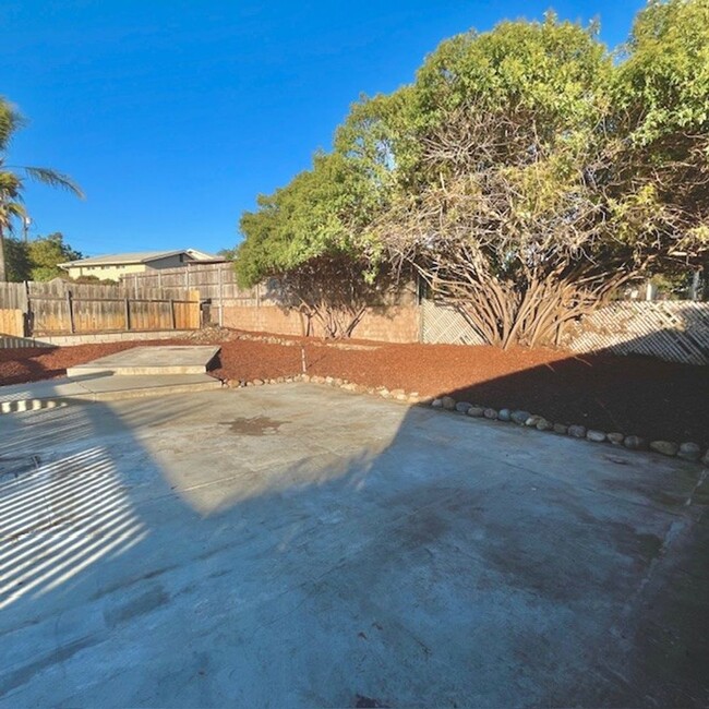 Building Photo - Large 3 Bedroom 2 bath House  - Move-in Co...