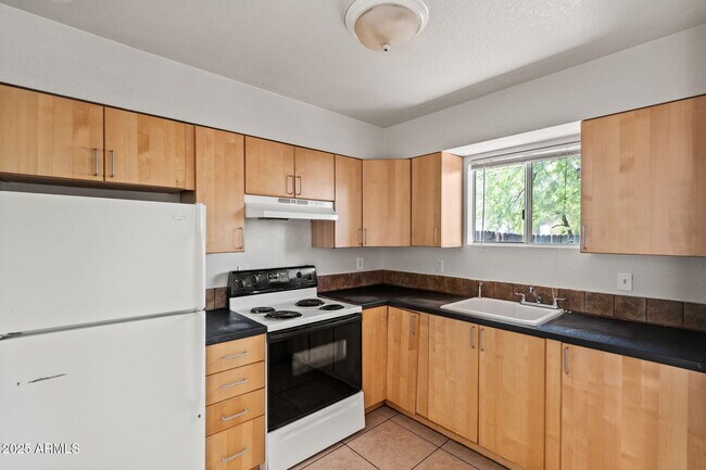 Building Photo - 1742 E Pepper Cir