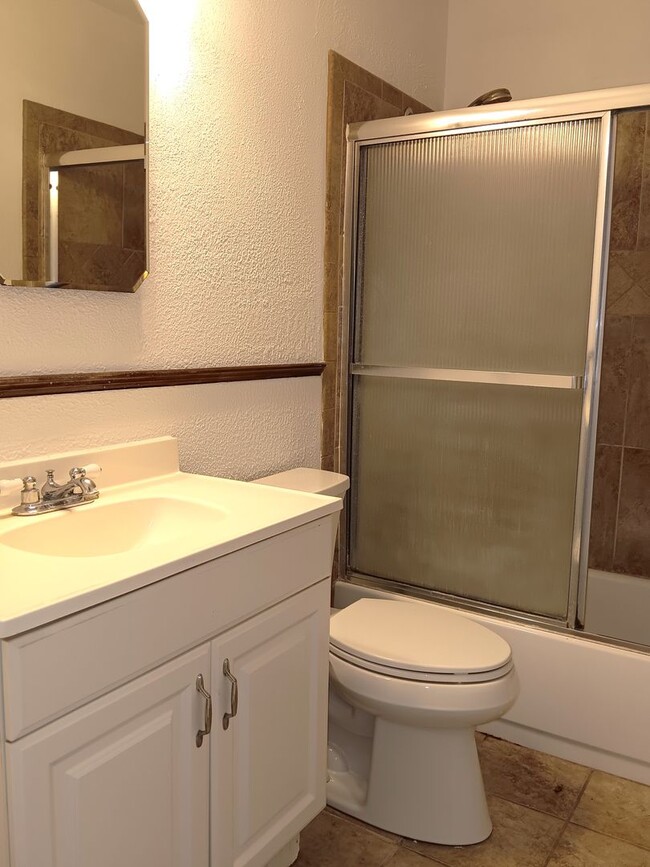 Building Photo - Big family room, granite & stainless kitch...
