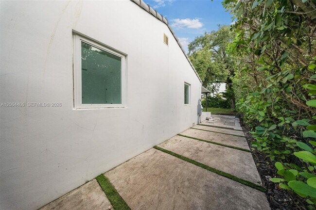 Building Photo - 1935 SW 24th Ter