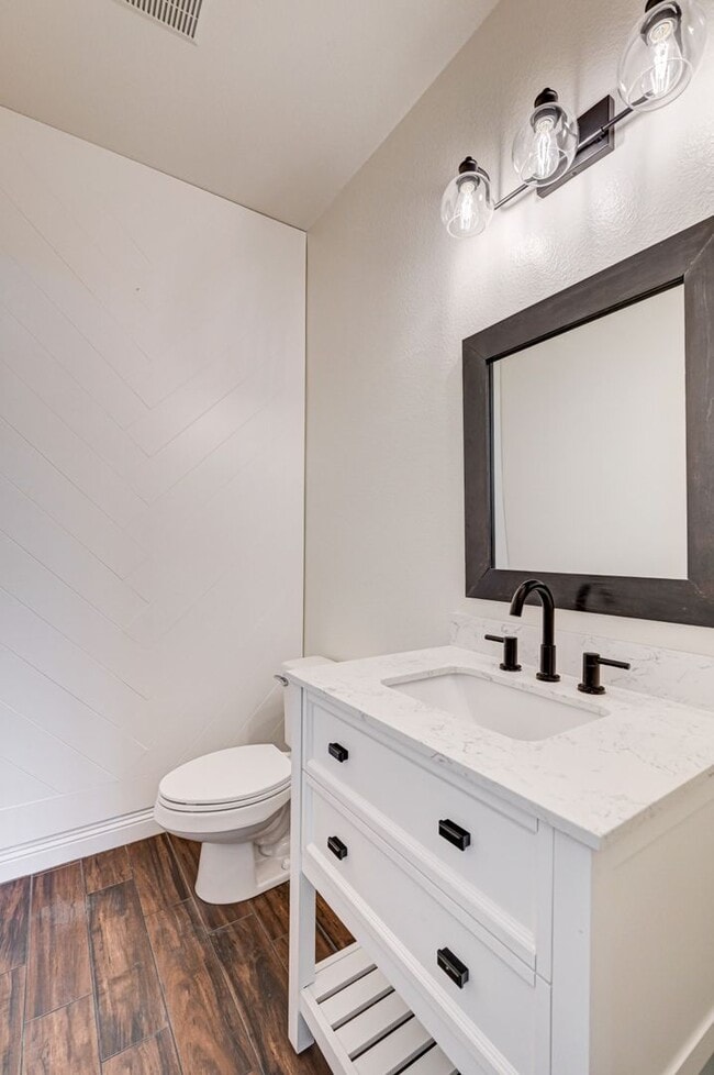 Building Photo - Stylish Townhome with Private Patio!
