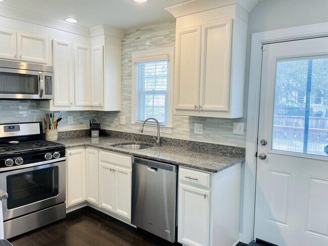Building Photo - 2902 Meadow Ln