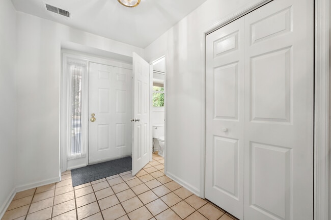 Building Photo - 13 Woodstream Dr