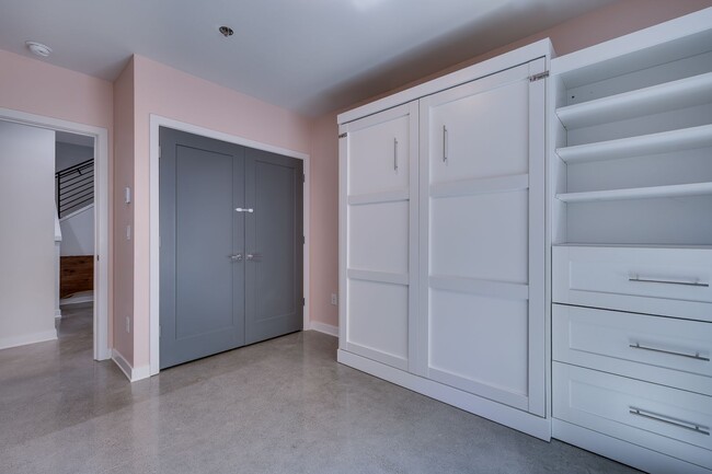 Building Photo - Townhouse in perfect Capitol Hill location!