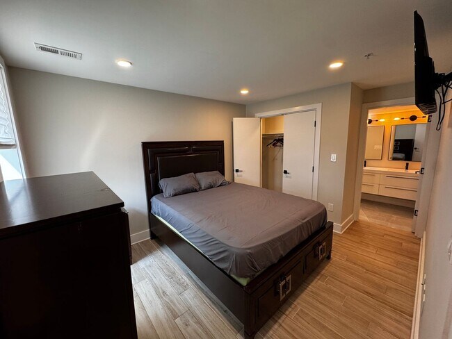 Building Photo - Discover this beautifully renovated 2BD/2B...