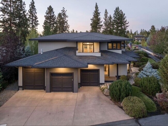 Building Photo - 19062 Mount McLoughlin Ln