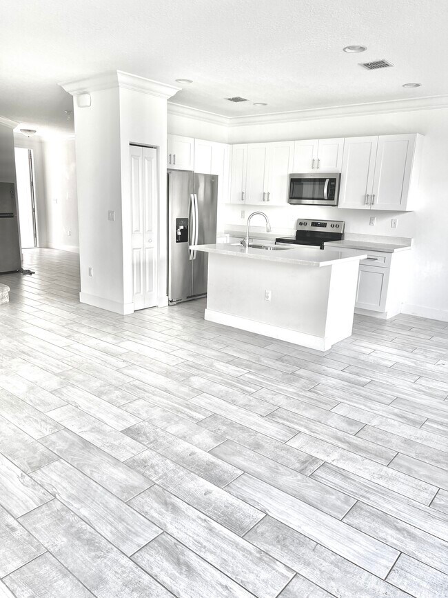 Building Photo - 3016 King Palm Way