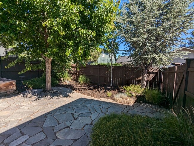 Building Photo - Gorgeous single-level 2x2 with an office\t...
