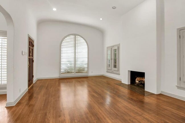 Building Photo - 123 N La Jolla Ave