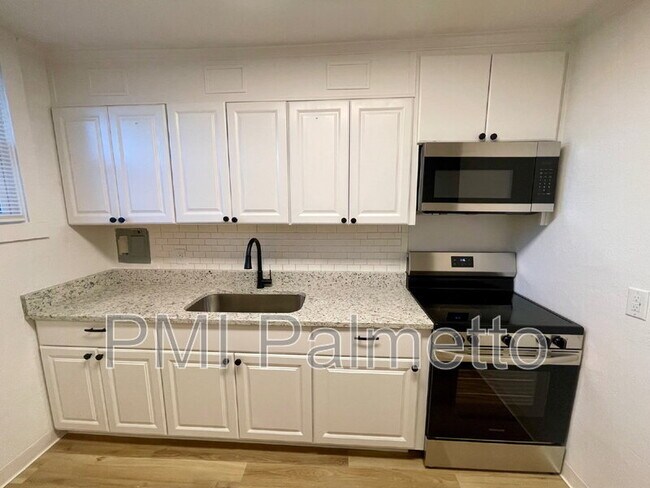 Building Photo - 2205 Harper St