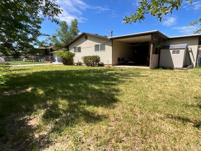 Building Photo - 4 Bedroom 2 Bath  Home 2 Car Garage.