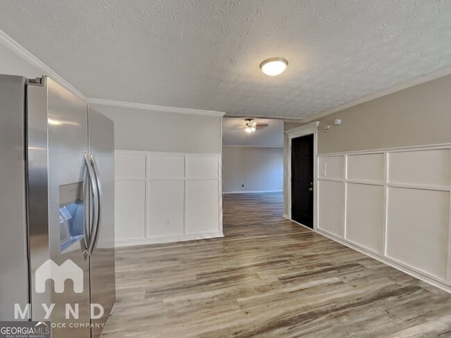 Building Photo - 5801 Meadowview Rd