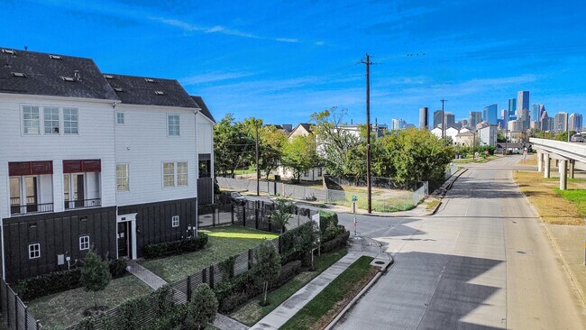 Building Photo - 826 Cage St