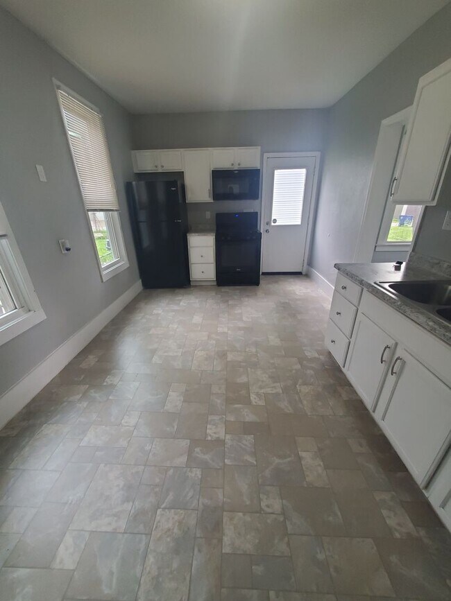 Building Photo - Nice 2 Bedroom 1 Bath House with Garage in...