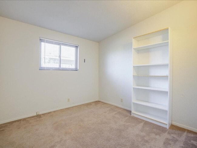 Building Photo - 3 Bedroom 2 Bathroom