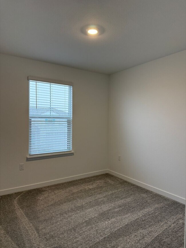 Building Photo - Beautiful 3 bed /2.5 bath Waiting For You!  SOLAR!!  Please read entire ad for viewings!