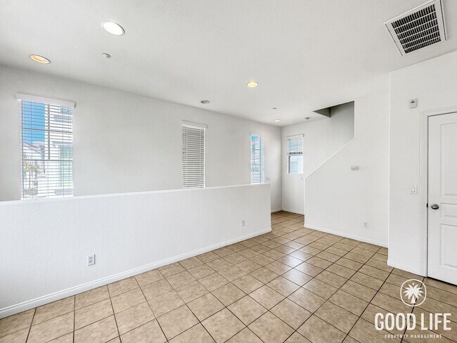 Building Photo - Beautiful 2B/2.5BA Townhouse in Oceanside w/ Washer/Dryer, Attached Garage, and AC!