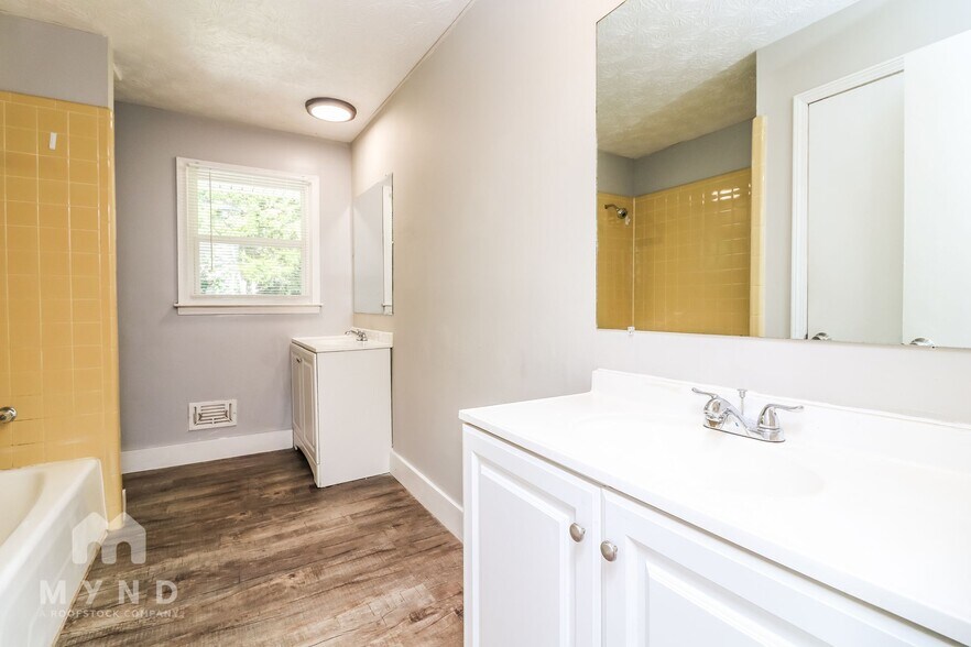 Building Photo - 3179 Robin Hood Ln