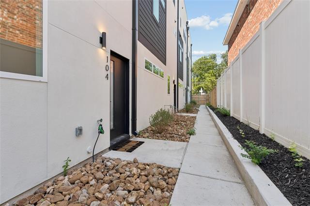 Building Photo - 2202 N Carroll Ave