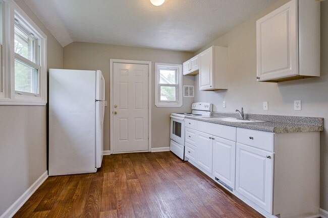 Building Photo - 4 Bedroom Home