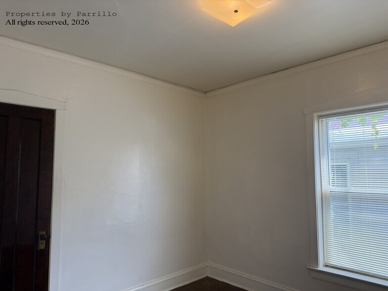 1st Bedroom w/ Closet {1338 West Winona Street, Unit: 3} - 1338 W Winona St